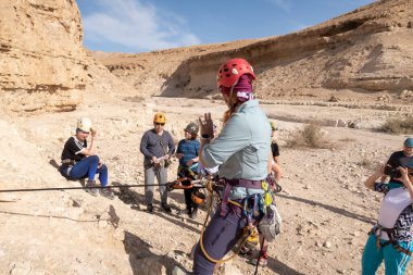 Kudüs, İsrail, 16 Nisan 2022: Tecrübeli bir eğitmen, İsrail 'in Kudüs yakınlarındaki Tamarim deresi yakınlarındaki Musevi Çölü' nün dağlarında bu ekipmanların nasıl kullanılacağını yeni başlayanlara açıklıyor.
