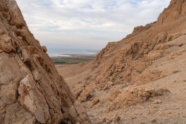 Ölü Deniz 'in İsrail tarafındaki Tamarim deresinin yakınındaki bir dağdan, Ölü Deniz' in üzerinden ve Ürdün tarafından İsrail 'deki Kudüs' e yakın dağlardan görüntüyü al.