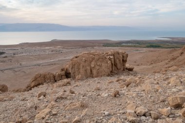 Ölü Deniz 'in İsrail tarafındaki Tamarim deresinin yakınındaki bir dağdan, Ölü Deniz' in üzerinden ve Ürdün tarafından İsrail 'deki Kudüs' e yakın dağlardan görüntüyü al.