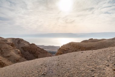 Ölü Deniz 'in İsrail tarafındaki Tamarim deresinin yakınındaki bir dağdan, Ölü Deniz' in üzerinden ve Ürdün tarafından İsrail 'deki Kudüs' e yakın dağlardan görüntüyü al.
