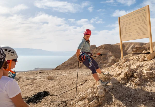Kudüs, İsrail, 16 Nisan 2022: Tecrübeli bir eğitmen, İsrail 'in Kudüs yakınlarındaki Tamarim deresi yakınlarındaki Musevi Çölü' nün dağlarında bu ekipmanların nasıl kullanılacağını yeni başlayanlara açıklıyor.