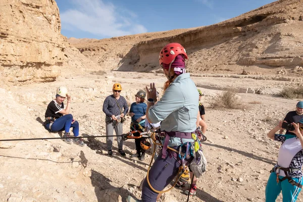Kudüs, İsrail, 16 Nisan 2022: Tecrübeli bir eğitmen, İsrail 'in Kudüs yakınlarındaki Tamarim deresi yakınlarındaki Musevi Çölü' nün dağlarında bu ekipmanların nasıl kullanılacağını yeni başlayanlara açıklıyor.