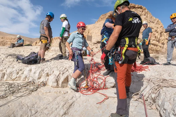 Kudüs, İsrail, 16 Nisan 2022: Radikal sporcular İsrail 'in Kudüs yakınlarındaki Tamarim deresi yakınlarındaki Judean Çölü dağlarında ipe tırmanmaya hazırlanıyorlar.