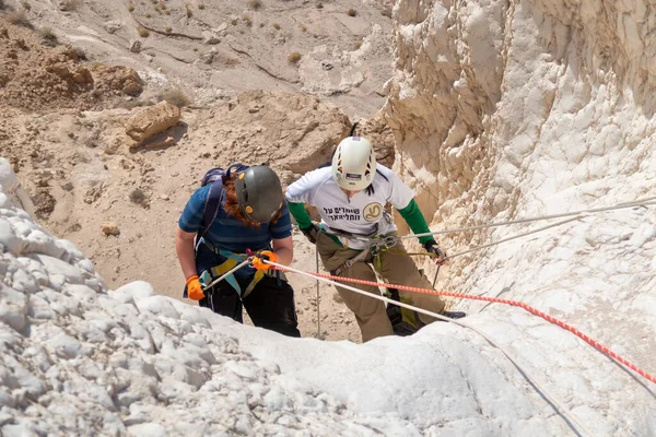 Kudüs, İsrail, 16 Nisan 2022: Genç sporcular, İsrail 'in Kudüs yakınlarındaki Tamarim deresi yakınlarındaki Judean Çölü' nün dağlarında kırma teçhizatı kullanarak iniş yapmaya başladılar