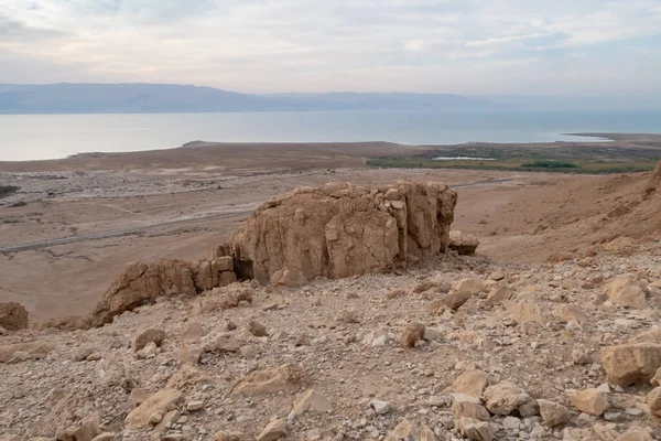 Ölü Deniz 'in İsrail tarafındaki Tamarim deresinin yakınındaki bir dağdan, Ölü Deniz' in üzerinden ve Ürdün tarafından İsrail 'deki Kudüs' e yakın dağlardan görüntüyü al.