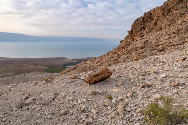 Ölü Deniz 'in İsrail tarafındaki Tamarim deresinin yakınındaki bir dağdan, Ölü Deniz' in üzerinden ve Ürdün tarafından İsrail 'deki Kudüs' e yakın dağlardan görüntüyü al.