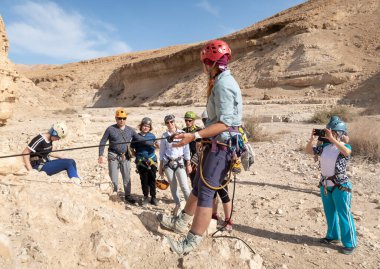 Kudüs, İsrail, 16 Nisan 2022: Tecrübeli bir eğitmen, İsrail 'in Kudüs yakınlarındaki Tamarim deresi yakınlarındaki Musevi Çölü' nün dağlarında bu ekipmanların nasıl kullanılacağını yeni başlayanlara açıklıyor.