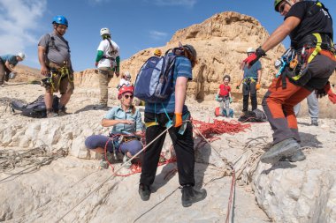 Kudüs, İsrail, 16 Nisan 2022: Radikal sporcular İsrail 'in Kudüs yakınlarındaki Tamarim deresi yakınlarındaki Judean Çölü dağlarında ipe tırmanmaya hazırlanıyorlar.