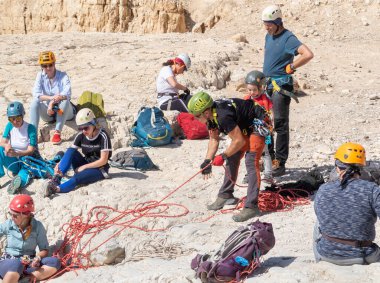 Kudüs, İsrail, 16 Nisan 2022: Deneyimli sporcular, İsrail 'in Kudüs yakınlarındaki Tamarim deresi yakınlarındaki Musevi Çölü' nün dağlarındaki dağlara inmeden önce yakalama ekipmanlarını kontrol ediyorlar.