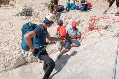Kudüs, İsrail, 16 Nisan 2022: Deneyimli sporcular, İsrail 'in Kudüs yakınlarındaki Tamarim deresi yakınlarındaki Musevi Çölü' nün dağlarındaki dağlara inmeden önce yakalama ekipmanlarını kontrol ediyorlar.