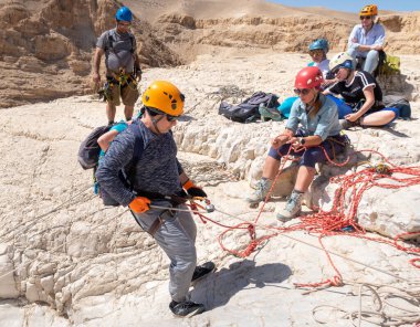 Kudüs, İsrail, 16 Nisan 2022: Tecrübeli bir atlet İsrail 'in Kudüs yakınlarındaki Tamarim deresi yakınlarındaki Musevi Çölü' nün dağlarında kopan aletlerle inişe geçiyor.