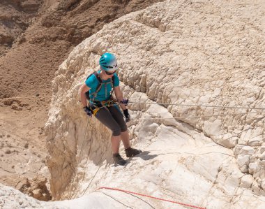 Kudüs, İsrail, 16 Nisan 2022: Tecrübeli bir atlet İsrail 'in Kudüs yakınlarındaki Tamarim deresi yakınlarındaki Musevi Çölü' nün dağlarında kopan aletlerle inişe geçiyor.