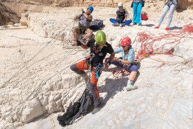 Kudüs, İsrail, 16 Nisan 2022: Deneyimli sporcular, İsrail 'in Kudüs yakınlarındaki Tamarim deresi yakınlarındaki Musevi Çölü' nün dağlarındaki dağlara inmeden önce yakalama ekipmanlarını kontrol ediyorlar.