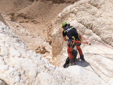 Kudüs, İsrail, 16 Nisan 2022: Tecrübeli bir atlet İsrail 'in Kudüs yakınlarındaki Tamarim deresi yakınlarındaki Musevi Çölü' nün dağlarında kopan aletlerle inişe geçiyor.