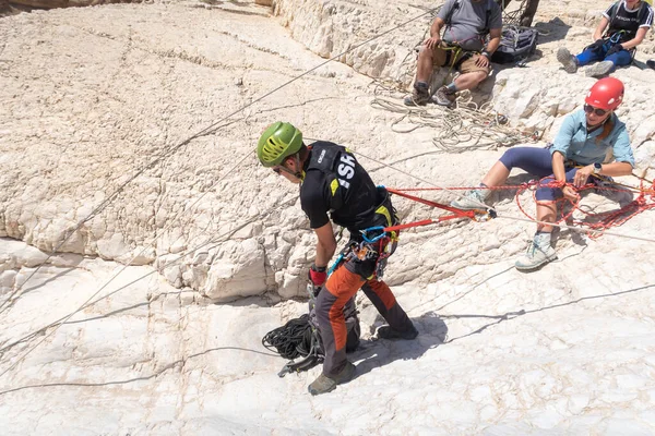 Kudüs, İsrail, 16 Nisan 2022: Tecrübeli bir atlet İsrail 'in Kudüs yakınlarındaki Tamarim deresi yakınlarındaki Musevi Çölü' nün dağlarında kopan aletlerle inişe geçiyor.