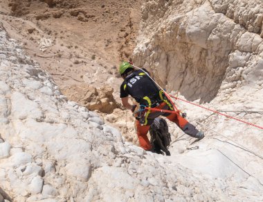 Kudüs, İsrail, 16 Nisan 2022: Tecrübeli bir atlet İsrail 'in Kudüs yakınlarındaki Tamarim deresi yakınlarındaki Musevi Çölü' nün dağlarında kopan aletlerle inişe geçiyor.