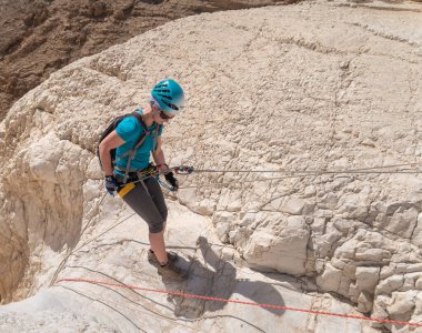 Kudüs, İsrail, 16 Nisan 2022: Tecrübeli bir atlet İsrail 'in Kudüs yakınlarındaki Tamarim deresi yakınlarındaki Musevi Çölü' nün dağlarında kopan aletlerle inişe geçiyor.