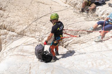 Kudüs, İsrail, 16 Nisan 2022: Tecrübeli bir atlet İsrail 'in Kudüs yakınlarındaki Tamarim deresi yakınlarındaki Musevi Çölü' nün dağlarında kopan aletlerle inişe geçiyor.