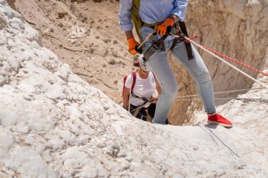Kudüs, İsrail, 16 Nisan 2022: Deneyimli sporcular, İsrail 'in Kudüs yakınlarındaki Tamarim deresi yakınlarındaki Musevi Çölü' nün dağlarında kopan aletlerle inişe geçtiler.
