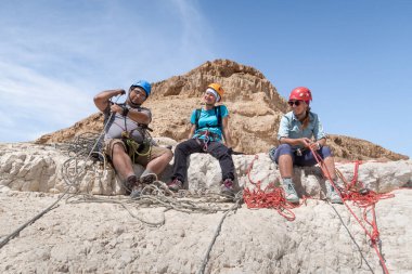 Kudüs, İsrail, 16 Nisan 2022: Tecrübeli sporcular, İsrail 'in Kudüs yakınlarındaki Tamarim deresi yakınlarındaki Musevi Çölü' nün dağlarında kırılacak aletlerle inişten önce dinleniyorlar.