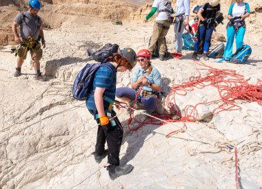 Kudüs, İsrail, 16 Nisan 2022: Radikal sporcular İsrail 'in Kudüs yakınlarındaki Tamarim deresi yakınlarındaki Judean Çölü dağlarında ipe tırmanmaya hazırlanıyorlar.