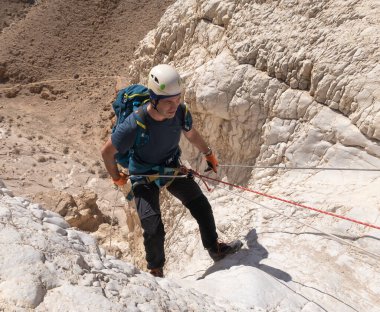 Kudüs, İsrail, 16 Nisan 2022: Atletizm, İsrail 'in Kudüs yakınlarındaki Tamarim deresi yakınlarındaki Judean Çölü' nün dağlarında kırılacak aletlerle dağdan inmeye başlıyor.