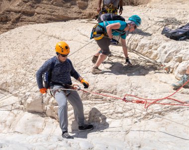 Kudüs, İsrail, 16 Nisan 2022: Tecrübeli bir atlet İsrail 'in Kudüs yakınlarındaki Tamarim deresi yakınlarındaki Musevi Çölü' nün dağlarında kopan aletlerle inişe geçiyor.