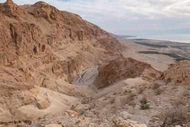 Ölü Deniz 'in İsrail tarafındaki Tamarim deresinin yakınındaki bir dağdan, Ölü Deniz' in üzerinden ve Ürdün tarafından İsrail 'deki Kudüs' e yakın dağlardan görüntüyü al.
