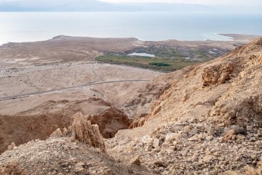 Ölü Deniz 'in İsrail tarafındaki Tamarim deresinin yakınındaki bir dağdan, Ölü Deniz' in üzerinden ve Ürdün tarafından İsrail 'deki Kudüs' e yakın dağlardan görüntüyü al.