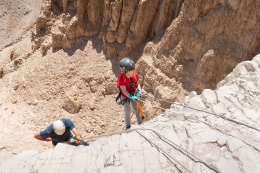 Kudüs, İsrail, 16 Nisan 2022: Küçük sporcu, İsrail 'in Kudüs yakınlarındaki Tamarim deresi yakınlarındaki Judean Çölü' nün dağlarında kırıcı aletlerle yokuş aşağı inmeye başlıyor.