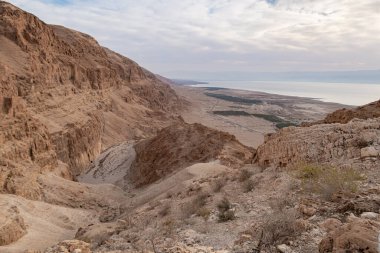 Ölü Deniz 'in İsrail tarafındaki Tamarim deresinin yakınındaki bir dağdan, Ölü Deniz' in üzerinden ve Ürdün tarafından İsrail 'deki Kudüs' e yakın dağlardan görüntüyü al.