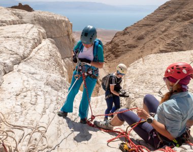 Kudüs, İsrail, 16 Nisan 2022: Deneyimli sporcular, İsrail 'in Kudüs yakınlarındaki Tamarim deresi yakınlarındaki Musevi Çölü' nün dağlarında kopan aletlerle inişe geçtiler.