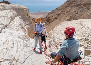 Kudüs, İsrail, 16 Nisan 2022: Deneyimli sporcular, İsrail 'in Kudüs yakınlarındaki Tamarim deresi yakınlarındaki Musevi Çölü' nün dağlarında kopan aletlerle inişe geçtiler.