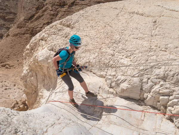 Kudüs, İsrail, 16 Nisan 2022: Tecrübeli bir atlet İsrail 'in Kudüs yakınlarındaki Tamarim deresi yakınlarındaki Musevi Çölü' nün dağlarında kopan aletlerle inişe geçiyor.