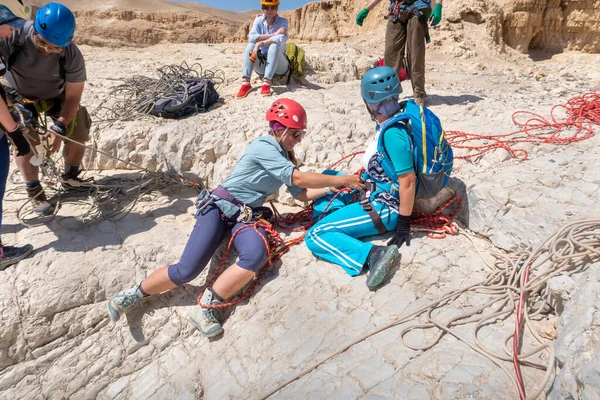 Kudüs, İsrail, 16 Nisan 2022: Deneyimli sporcular, İsrail 'in Kudüs yakınlarındaki Tamarim deresi yakınlarındaki Judean Çölü' nün dağlarındaki dağlara inmeden önce yakalama ekipmanlarını kontrol ediyorlar