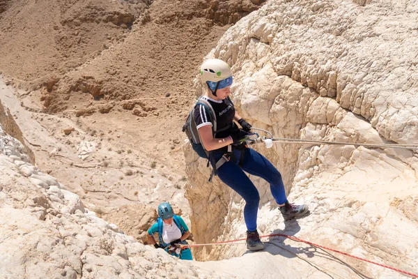 Kudüs, İsrail, 16 Nisan 2022: Deneyimli sporcular, İsrail 'in Kudüs yakınlarındaki Tamarim deresi yakınlarındaki Musevi Çölü' nün dağlarında kopan aletlerle inişe geçtiler.