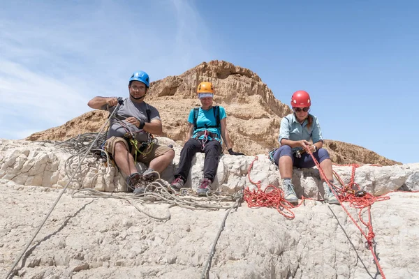 Kudüs, İsrail, 16 Nisan 2022: Tecrübeli sporcular, İsrail 'in Kudüs yakınlarındaki Tamarim deresi yakınlarındaki Musevi Çölü' nün dağlarında kırılacak aletlerle inişten önce dinleniyorlar.
