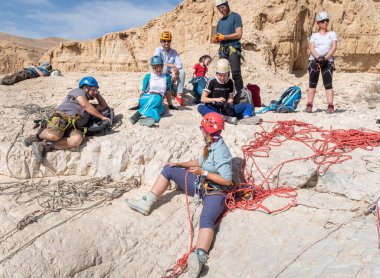 Kudüs, İsrail, 16 Nisan 2022: Radikal sporcular İsrail 'in Kudüs yakınlarındaki Tamarim deresi yakınlarındaki Judean Çölü dağlarında ipe tırmanmaya hazırlanıyorlar.