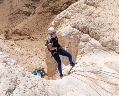 Kudüs, İsrail, 16 Nisan 2022: Deneyimli sporcular, İsrail 'in Kudüs yakınlarındaki Tamarim deresi yakınlarındaki Musevi Çölü' nün dağlarında kopan aletlerle inişe geçtiler.