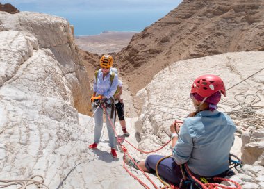 Kudüs, İsrail, 16 Nisan 2022: Deneyimli sporcular, İsrail 'in Kudüs yakınlarındaki Tamarim deresi yakınlarındaki Musevi Çölü' nün dağlarında kopan aletlerle inişe geçtiler.