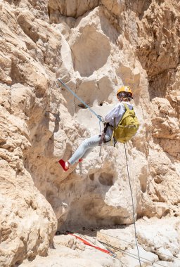 Kudüs, İsrail, 16 Nisan 2022: Deneyimli bir atlet, İsrail 'in Kudüs yakınlarındaki Tamarim deresi yakınlarındaki Musevi Çölü' nün dağlarında kırılma ekipmanlarıyla birlikte iniyor.