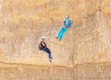 Kudüs, İsrail, 16 Nisan 2022: Deneyimli sporcular, İsrail 'in Kudüs yakınlarındaki Tamarim deresi yakınlarındaki Musevi Çölü' nün dağlarında kopan aletlerle inişe geçtiler.