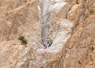 Kudüs, İsrail, 16 Nisan 2022: Deneyimli sporcular, İsrail 'in Kudüs yakınlarındaki Tamarim deresi yakınlarındaki Musevi Çölü' nün dağlarında kopan aletlerle inişe geçtiler.