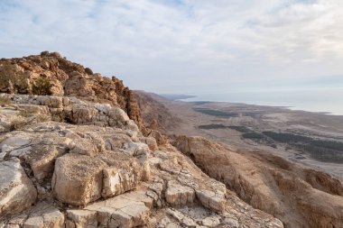 Ölü Deniz 'in İsrail tarafındaki Tamarim deresinin yakınındaki bir dağdan, Ölü Deniz' in üzerinden ve Ürdün tarafından İsrail 'deki Kudüs' e yakın dağlardan görüntüyü al.