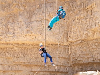 Kudüs, İsrail, 16 Nisan 2022: Deneyimli sporcular, İsrail 'in Kudüs yakınlarındaki Tamarim deresi yakınlarındaki Musevi Çölü' nün dağlarında kopan aletlerle inişe geçtiler.