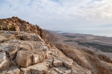 Ölü Deniz 'in İsrail tarafındaki Tamarim deresinin yakınındaki bir dağdan, Ölü Deniz' in üzerinden ve Ürdün tarafından İsrail 'deki Kudüs' e yakın dağlardan görüntüyü al.