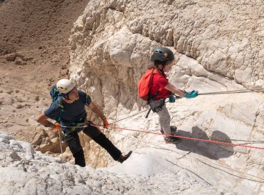 Kudüs, İsrail, 16 Nisan 2022: Sporcular, İsrail 'in Kudüs yakınlarındaki Tamarim deresi yakınlarındaki Musevi Çölü' nün dağlarında çatırdamak için ekipmanla dağdan inmeye başladılar.
