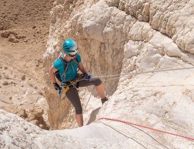 Kudüs, İsrail, 16 Nisan 2022: Tecrübeli bir atlet İsrail 'in Kudüs yakınlarındaki Tamarim deresi yakınlarındaki Musevi Çölü' nün dağlarında kopan aletlerle inişe geçiyor.