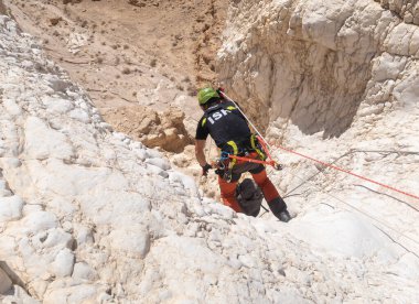 Kudüs, İsrail, 16 Nisan 2022: Tecrübeli bir atlet İsrail 'in Kudüs yakınlarındaki Tamarim deresi yakınlarındaki Musevi Çölü' nün dağlarında kopan aletlerle inişe geçiyor.