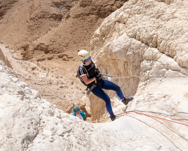 Kudüs, İsrail, 16 Nisan 2022: Deneyimli sporcular, İsrail 'in Kudüs yakınlarındaki Tamarim deresi yakınlarındaki Musevi Çölü' nün dağlarında kopan aletlerle inişe geçtiler.